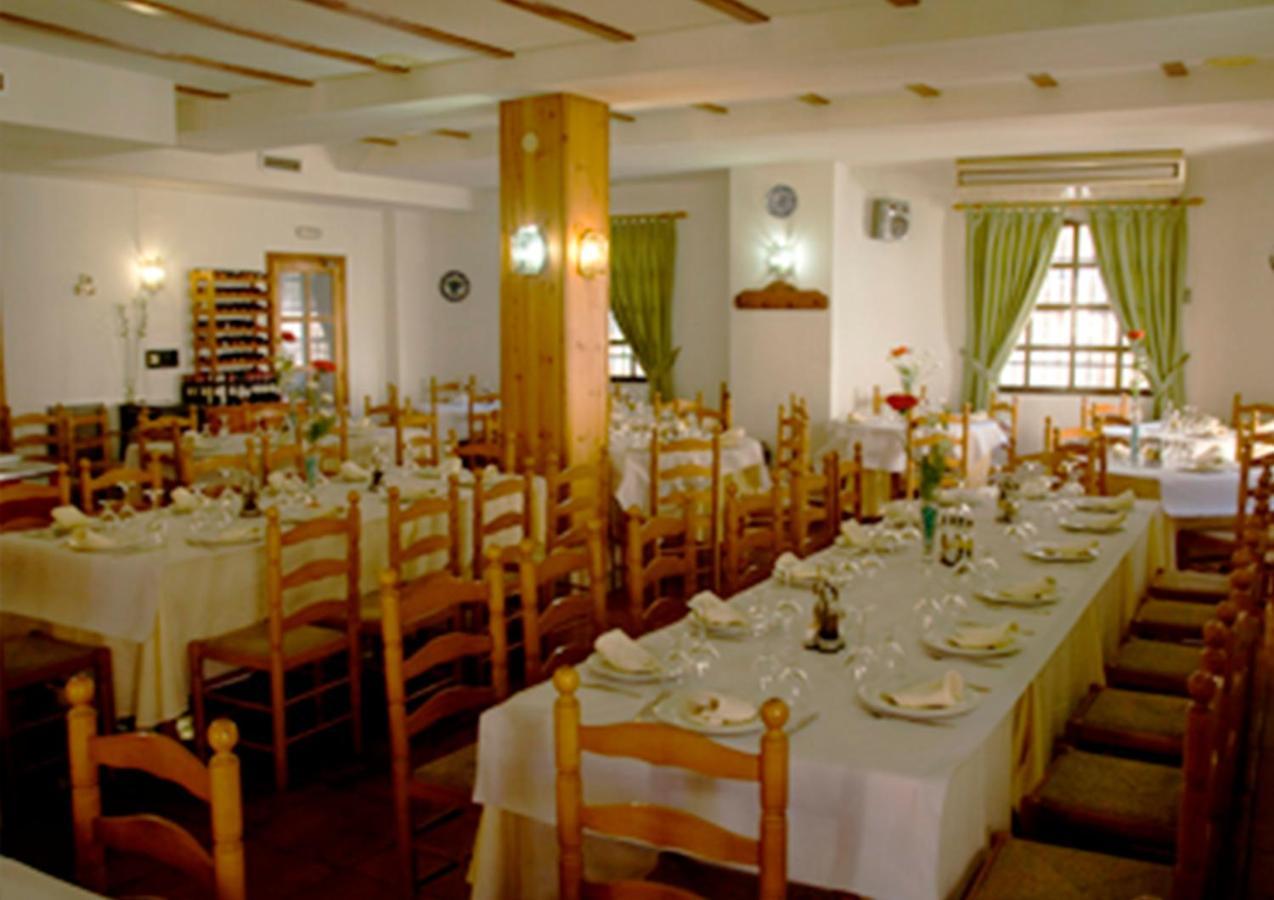 Hostal El Jucar Alcala del Jucar Bagian luar foto